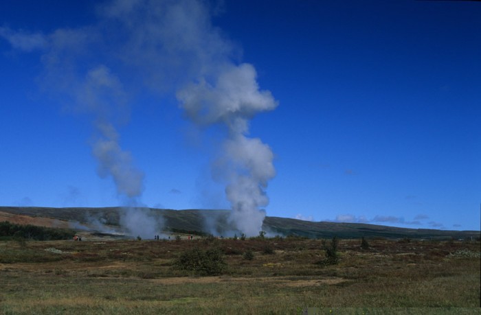 Strokkur im Vordergrund, Geysir im Hintergrund