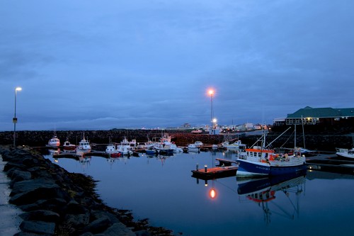 Aussicht auf den Hafen von Keflavik um Mitternacht