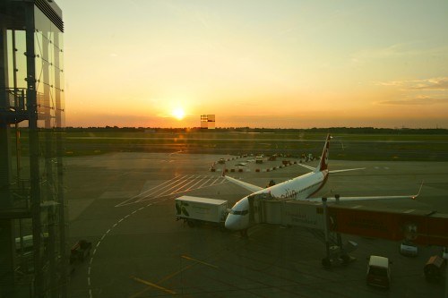 Umsteigen in Düsseldorf. Toller Sonnenuntergang, nervige Glasscheibe im Weg...