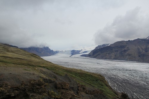 Der Gebirgsstock, auf dem sich der Berg befindet, ragt wie ein Keil zwischen zwei Gletschern ins Landesinnere. Dieser ist der östliche von beiden Gletschern.