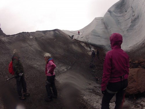 Da sich der Gletscher ständig verändert, mussten die FührerInnen uns den Weg bereiten. Mir als Macho und Bergsteiger hat das Zuschauen natürlich gar nicht gefallen.