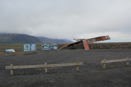Reste der 1996 zerstörten Brücke auf dem Skeiðarársandur.