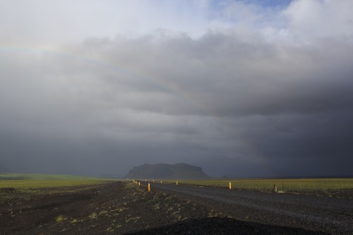 Ein paar Kilometer hinter Vik gab es dann nochmal &quot;Weltuntergang&quot; inklusive Regenbogen.