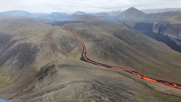 13.6. Hraun hefur tekið að renna úr Geldingadölum sunnanverðum niður í Nátthaga og þverar því gönguleið A.jpg