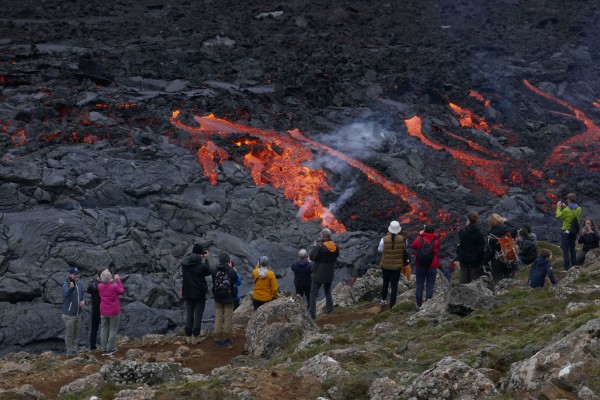 Frische Lava auf der alten Decke